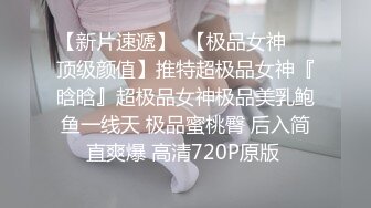 颜值不错的小少妇和闺蜜团一起大秀直播，全程露脸让闺蜜玩奶舔逼道具抽插，带着假鸡巴后入爆草，浪叫不止