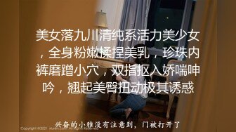 白皙性感的美女嫩模艾栗栗被3男高价钱约到公寓啪啪,同时伺候3人忙不过来,每次只能被2人同时插.