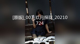 人妻美少妇全程露脸黑丝诱惑伺候3个小哥的大鸡巴，揉奶玩逼淫声荡语各种抽插，无套蹂躏射在小嘴里精彩刺激