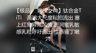 单纯小懒猪，年轻迷人的小骚货又来了，让小哥按着头做核酸，床上无套爆草抽插，浪叫呻吟，射的肚子奶子上面