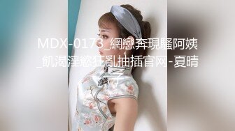 黑裙苗条美女约到酒店 坐在沙发上白皙粉嫩娇躯还有笔直大长腿上位骑乘