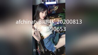 爱女友有点害羞，但还是对着镜头比耶