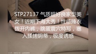  闭着眼睛手抓床单，享受大鸡巴的奋力抽插，两个年轻的妹子让大哥玩弄双飞