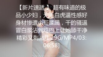 商场女厕全景偷拍蓝色毛衣黑色短裤妹妹嘘嘘完兴高采烈的癫跑起来