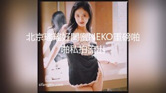  性感红唇骚女两男一女淫乱啪啪，非常迫不及待快过来呀，双屌左右一起交还说真好吃