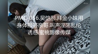 风骚少妇跟大哥公园找刺激，漏奶子又漏逼小少妇受不了掏出大哥鸡巴给口交，主动坐上去抽插，好刺激怕人看到