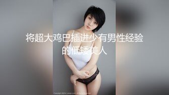 挑逗正在玩电动游戏的男友