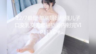 风骚人妻被多人干翻，嘴里吃着下面操着，无套真勇士！