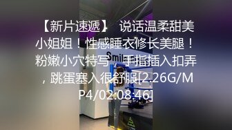 超短裙时尚人妖屁股里夹狐狸尾巴性感撩人假阳具自己插勾引猛男来操