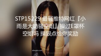   清纯大学美女玩车震被艹到尿急 在车上用袋子装尿