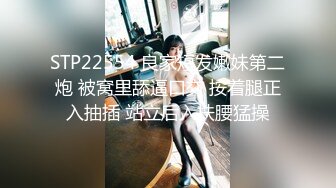 潜入商场女厕一路跟踪偷拍身材娇小的美少妇