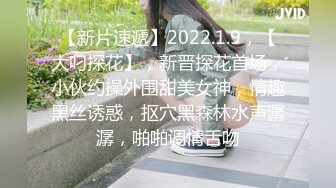 颜值御姐精彩演绎，全程露脸群P淫乱，AV级大作嘴里叼两根鸡巴下面还被舔逼，让几个小哥吃奶玩逼草嘴刺激