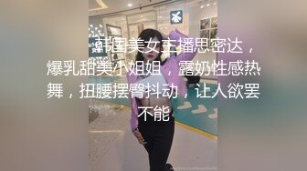 【绿帽淫妻❤️性爱狂】带你体验绿奴巅峰 娇妻被陌生人爆操无套内射 自己在一旁撸管3P轮操