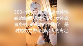 《极品CP魔手外购》潜入女厕赤裸裸拍脸拍逼各种美女小姐姐方便~有惊喜小妹子看黄片疯狂紫薇这手法没少自己玩 (1)