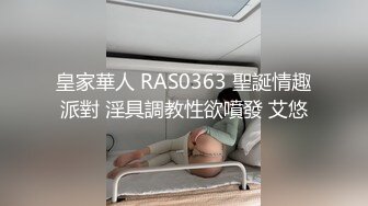 一家三口穿红衣的风骚女子逛公园，去厕所拉肚子去了，屁眼子冒出健康的稀粑粑（原档）