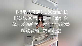   白T恤短发大学生兼职妹迫不及待解下内衣，一手抓白嫩奶子，扶着大屁股后入，骑乘边草边揉奶子