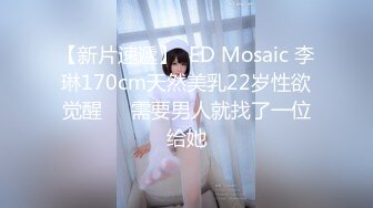 金牌初音露脸激情大秀，长腿骚逼自己夹着AV棒玩弄骚穴淫水好多把自己搞到高潮，沙发上啪啪外卖小哥刺激