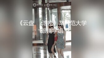 约两极品颜值女神双飞，长相清纯细长美腿，左拥右抱两个美女轮流着操