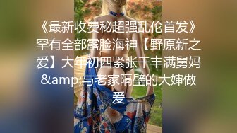 户外楼顶黑色碎花裙子无毛少妇，地面铺个垫子先道具自慰，再啪啪