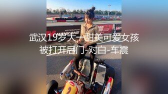 【新片速遞】  牛仔短裤尤物美女！镜子前扭腰摆臀！脱下裤子电臀，难得超粉嫩穴，掰开特写水嫩多汁，假屌插入好紧