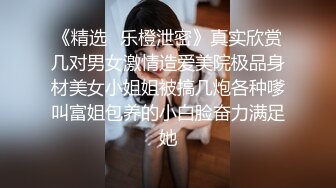 性感的黑丝少妇非常有气质跟小哥激情啪啪，听狼友指挥让小哥压在身下无套抽插爆草，直接射脸上射嘴里舔干净