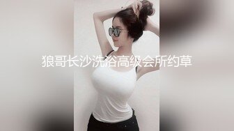 兄弟约了个黑衣少妇沙发上口交啪啪，后入猛操呻吟娇喘搞了两炮