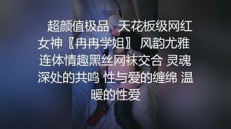    老公现场指挥：站到床上嘛，她前面吃，后面也得艹，不过鸡巴够大，老婆够喜欢，被艹的嗷嗷叫床，很享受