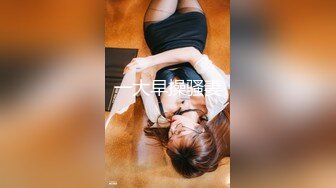 KTV 女厕偷拍霸气的黑丝美少妇 一边抽烟一边尿