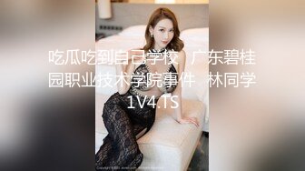   甜美可爱萌萌小美女 肉体精致迷人 伸着小舌头舔吸套弄滋味销魂好爽 鸡巴真是享受