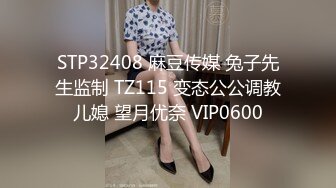   两个18岁的极品可爱小萝莉女同，脱光光互相舔对方粉逼，大叔出场 忍不住要参与