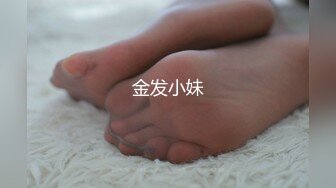 商场白色隔板女厕❤️全景偷拍多位年轻少妇的极品美鲍 (1)