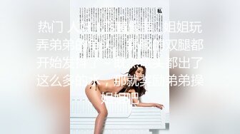 大神偷拍美女 极品短裙美女破洞油亮丝袜半透明窄内 隐约露B美女穿情趣过膝袜配骚丁弯腰拽腿环露性感肉臀