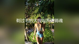    新疆夫妻，邀请单男一起来家里3P，骚妻跪舔吃两根，洋洋得意的满足表情，像吃菜一样香！