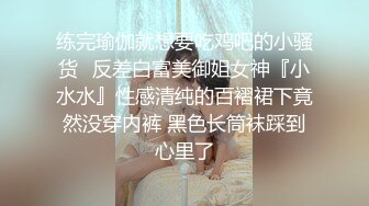 美女模特与意大利男友穿着性感黑丝情趣内衣在客厅里啪啪