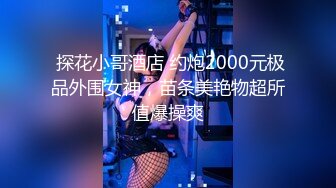 单位女厕近距离偷窥牛仔裤美女逼洞吊着一条凝固的血条