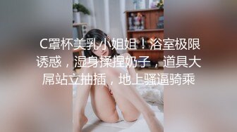 俱乐部夫妻3p活动，被操的老婆吃着肉棒很淫荡