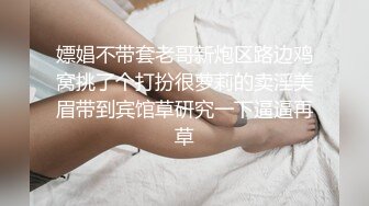 白丝露脸穿着情趣装的人妻少妇，颜值不错激情大秀，自己舔奶子抠骚穴给狼友看，浪叫不止