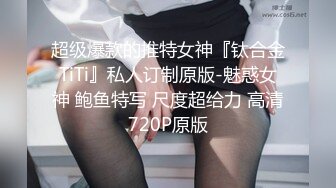 满背纹身吊带长裙！性感少女激情自慰！无毛极品肥穴，地上假屌骑坐，蜜桃美臀套弄，搞得多是水