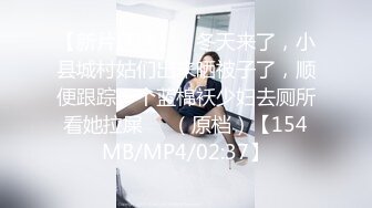 商场女厕超近距离偷拍美女职员的小黑鲍