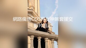 妹子面带笑容傍晚就在大马路上边走边自拍宽衣解带