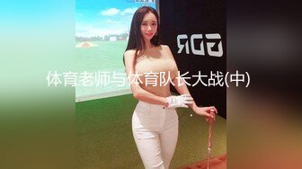 窗户缝偷窥对面楼的美女洗澡刮毛