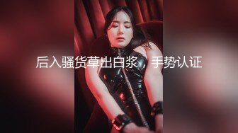 真实夫妻居家玩弄媳妇的逼逼给狼友看，掰开小穴展示无套插入媳妇的逼逼漏出骚奶子爆草抽插，嫂子差点露脸了