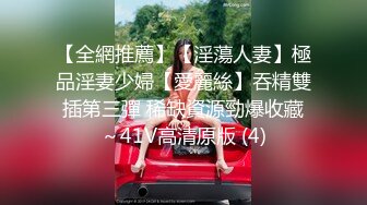 颜值不错小姐姐穿着白衣牛仔裤，坐沙发上揉捏她