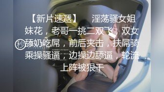 镜头前喊爸爸的骚女人全程露脸激情大秀，揉奶玩逼疯狂道具抽插，表情狰狞好骚，搞的逼逼流了好多水浪叫不止