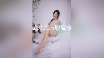 -两位小姐姐约驾校教练在学车训练场打炮裸奔瞎逛