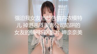 ★☆《极品CP☀️魔手☛外购》★☆价值千元坑神巨作！商场全景4K镜头偸拍女卫超多大屁股小姐姐方便~短发清爽热裤美少妇儿子尿完她在尿