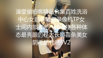 大屁股阿姨随着嗨曲扭臀晃腰挑逗楼道里脱光假屌自慰高潮飙尿回床上与情夫啪啪