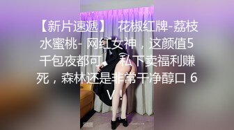 女神级尤物妹子躺在沙发上，前凸后翘饱满肉体散发性感欲望