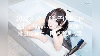 【一脸呆萌今日刚播美女】大红唇白嫩美乳，无毛骚穴更是诱人，水晶假屌深插，翘起双腿看得清楚，进进出出快速插