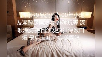 商城女厕偷拍 身材小巧的小妹子 玩手机屁股都要掉到便坑里去了